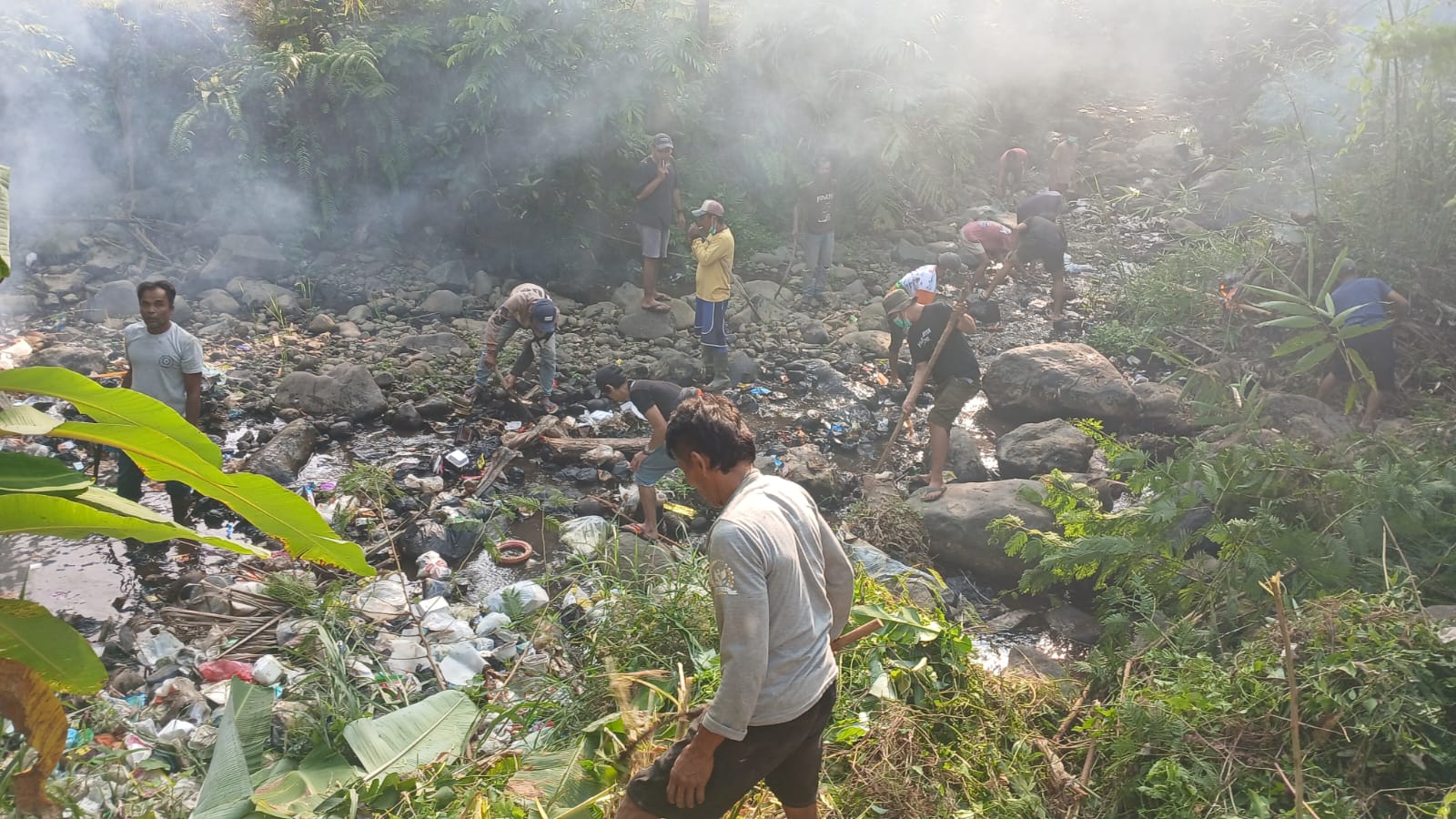 OPSIH SUNGAI CIBODAS WUJUDKAN LINGKUNGAN BERSIH DAN SEHAT, WARGA RT 05 RW 06 KAMPUNG PANGKALAN KOMPAK BERGOTONG ROYONG
